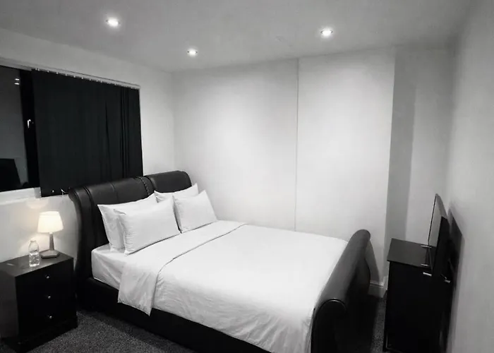 4 Bedroom Luxury * Bradford (West Yorkshire)