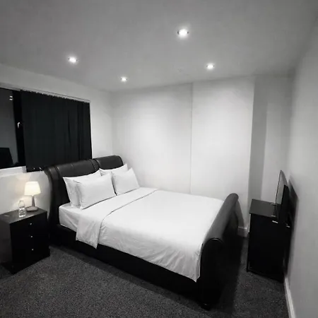 4 Bedroom Luxury * Bradford (West Yorkshire)